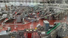 一根火腿肠从原料肉进入